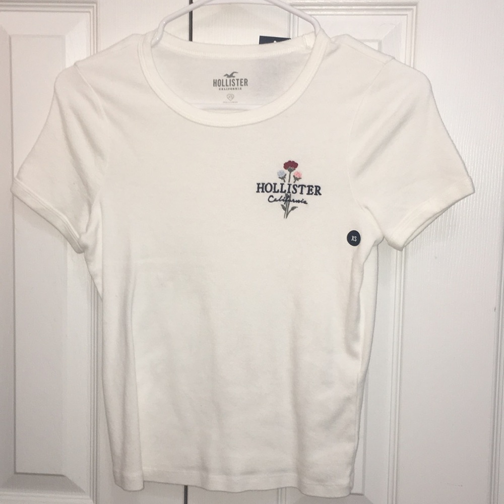 ✰ tight white shirt with Hollister label ✰